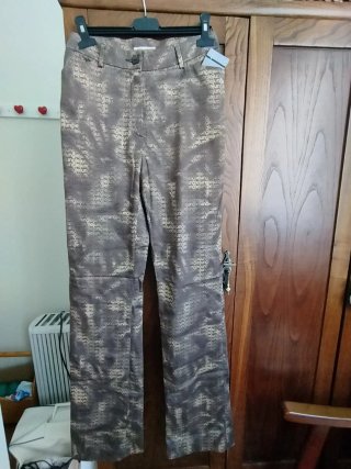 Pantalón Alba Conde con etiqueta