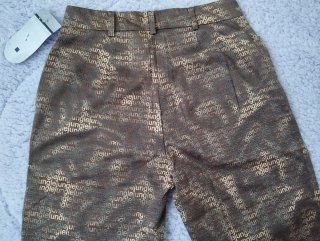 Pantalón Alba Conde con etiqueta