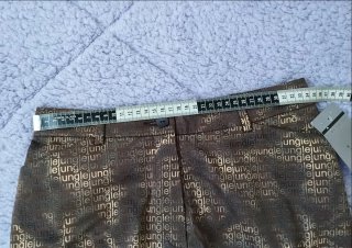 Pantalón Alba Conde con etiqueta
