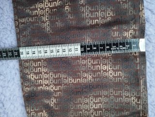 Pantalón Alba Conde con etiqueta