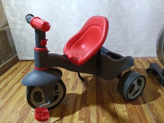 Triciclo infantil rojo y negro