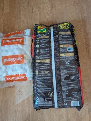 Piedras y tierra para plantas