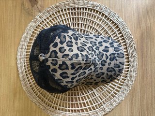 Gorra Estampado Leopardo Malla Negra