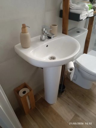 Lavabo de cerámica con pie
