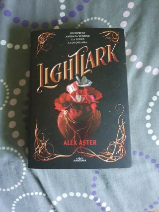Lightlark (Spanish Edition)