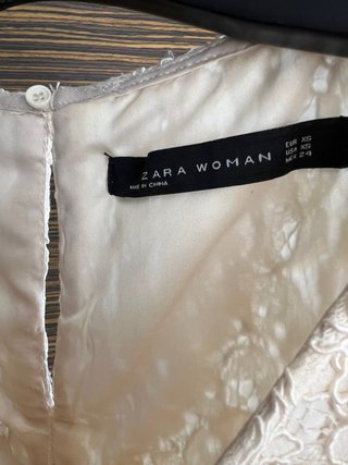 Vestido de encaje. Zara