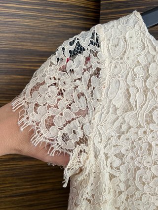 Vestido de encaje. Zara