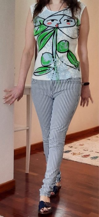 Camiseta Estampada y pantalón de rayas Talla L