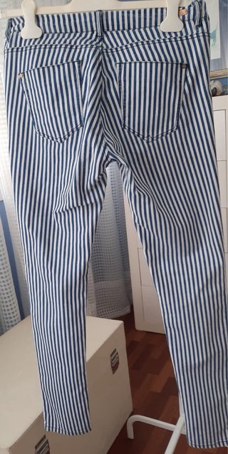 Camiseta Estampada y pantalón de rayas Talla L