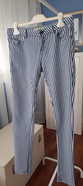 Camiseta Estampada y pantalón de rayas Talla L