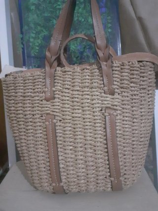 Bolso de rafia con asas de piel