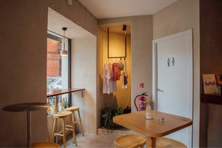 Tavoli da bar in legno 60x60 (8 bassi / 3 alti)