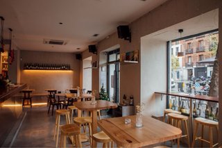 Tavoli da bar in legno 60x60 (8 bassi / 3 alti)