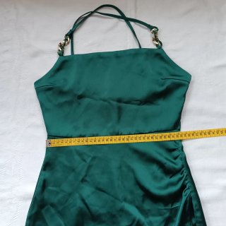 Vestido largo Zara verde con cadena