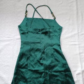 Vestido largo Zara verde con cadena