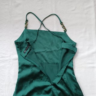 Vestido largo Zara verde con cadena