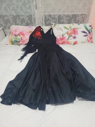 Vestido Flamenco y Mantón Negro/Rojo