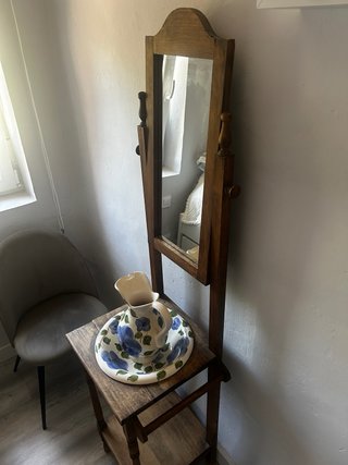 Palanganero con espejo de madera
