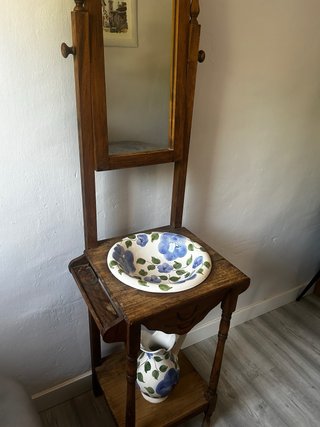 Palanganero con espejo de madera