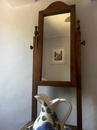 Palanganero con espejo de madera