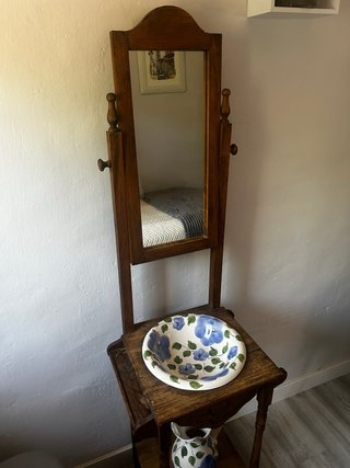 Palanganero con espejo de madera