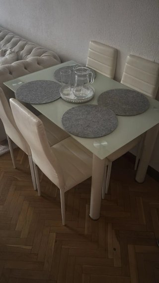 Mesa cristal 120x90 + 4 sillas polipiel