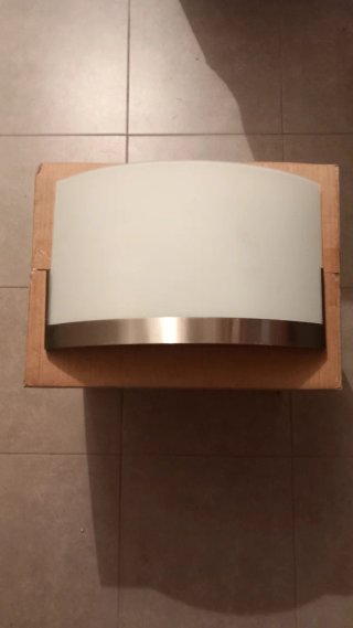 Plafón de luz blanco y plateado