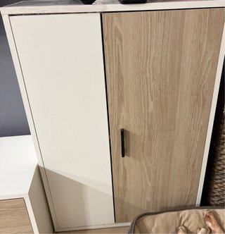 Armario blanco y madera