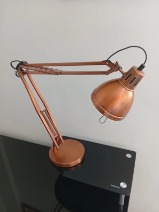 Escritorio, lámpara y silla de oficina