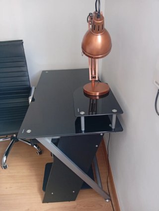 Escritorio, lámpara y silla de oficina