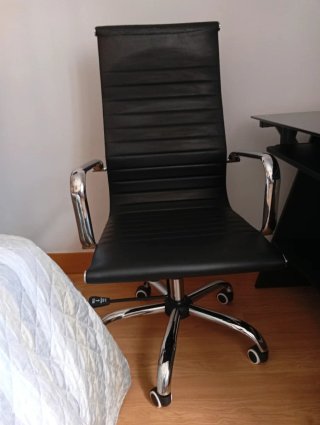 Escritorio, lámpara y silla de oficina