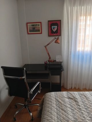 Escritorio, lámpara y silla de oficina