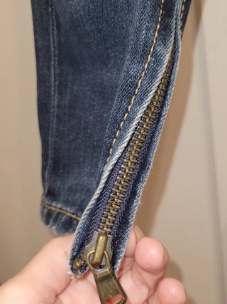 Jeans skinny blu con zip