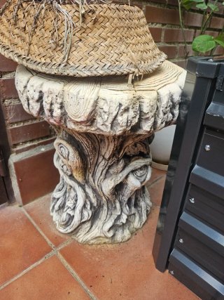 Mesa de piedra con base de árbol