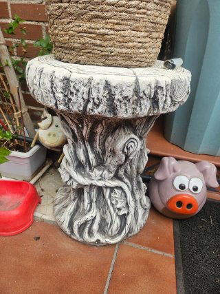 Mesa de piedra con base de árbol