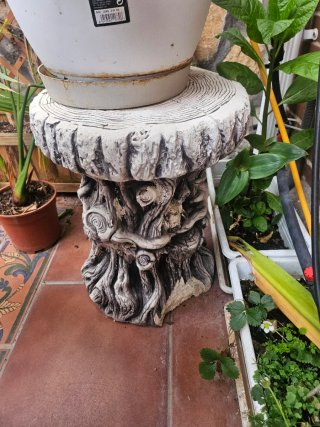 Mesa de piedra con base de árbol