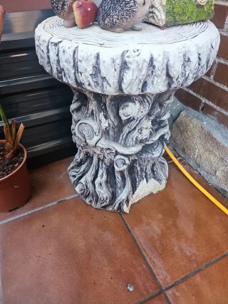 Mesa de piedra con base de árbol