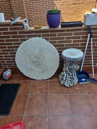 Mesa de piedra con base de árbol