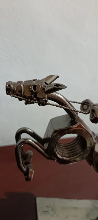 Figura artesanal de jinete y caballo