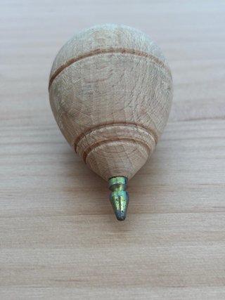 Juguete Peonza de madera vintage de punta metálica
