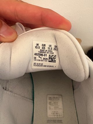 Zapatillas Puma Blancas y Doradas