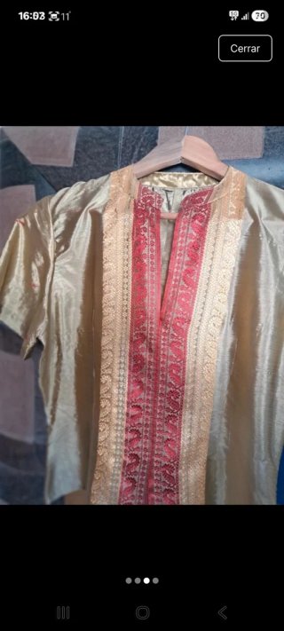 Blusa seda dorada con detalles rojos