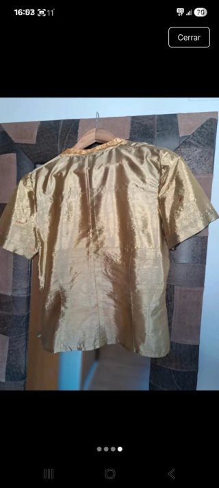 Blusa seda dorada con detalles rojos