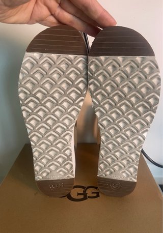Sandalias UGG Beige y Doradas