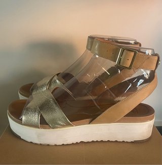 Sandalias UGG Beige y Doradas