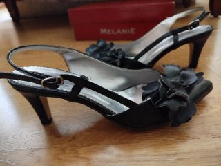 Zapatos de vestir negros con flores