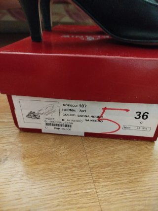 Zapatos de vestir negros con flores
