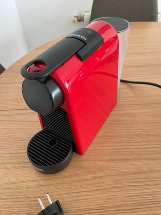 Macchina da caffè Nespresso DeLonghi rossa