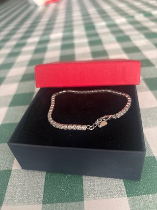 Pulsera plateada con brillantes