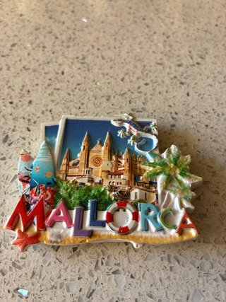 Imán de Mallorca con diseño de catedral y lagarto